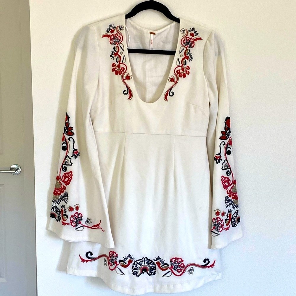 🎉HOST PICK!🎉 Free People suede-like white embroidered mini dress, size 2